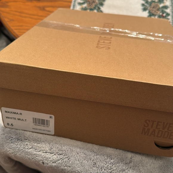 NWT Brand New in Box STEVE MADDEN
MAXIMA WHITE RHINESTONES SNEAKERS Sz 8.5 - Picture 14 of 14